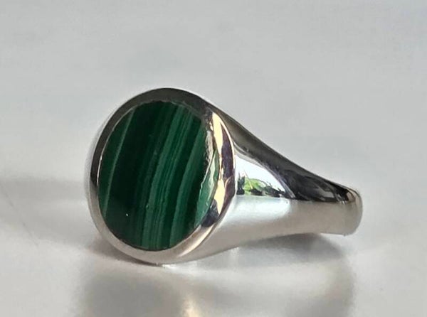 Zilveren ring met edelsteen malachiet. 2026/384