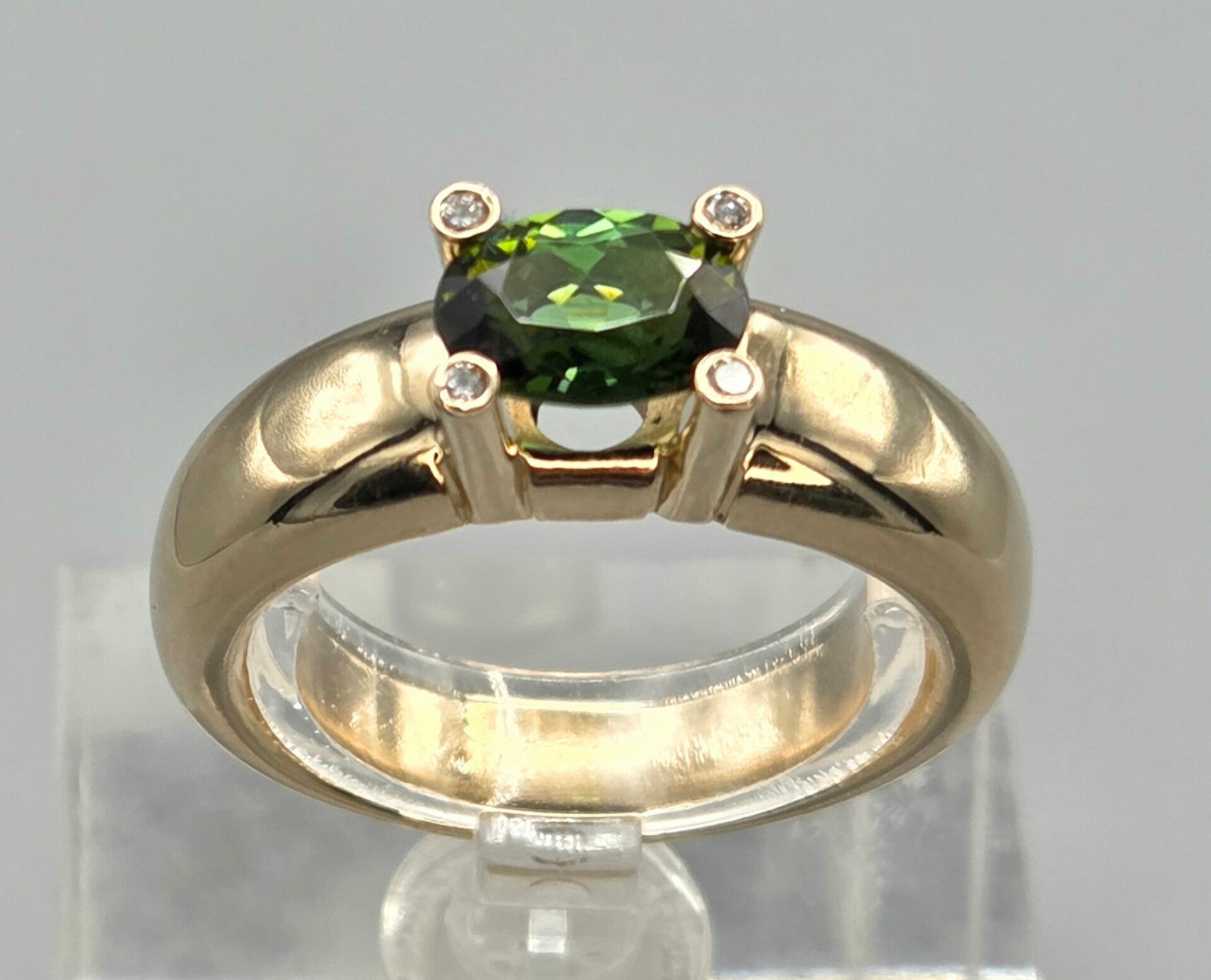 Vintage gouden ring (Bron jewelry) met smaragd en diamanten. 2026/383