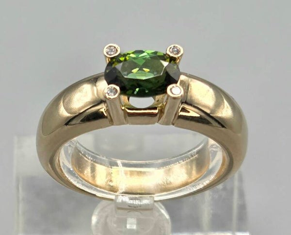 Vintage gouden ring (Bron jewelry) met smaragd en diamanten. 2026/383