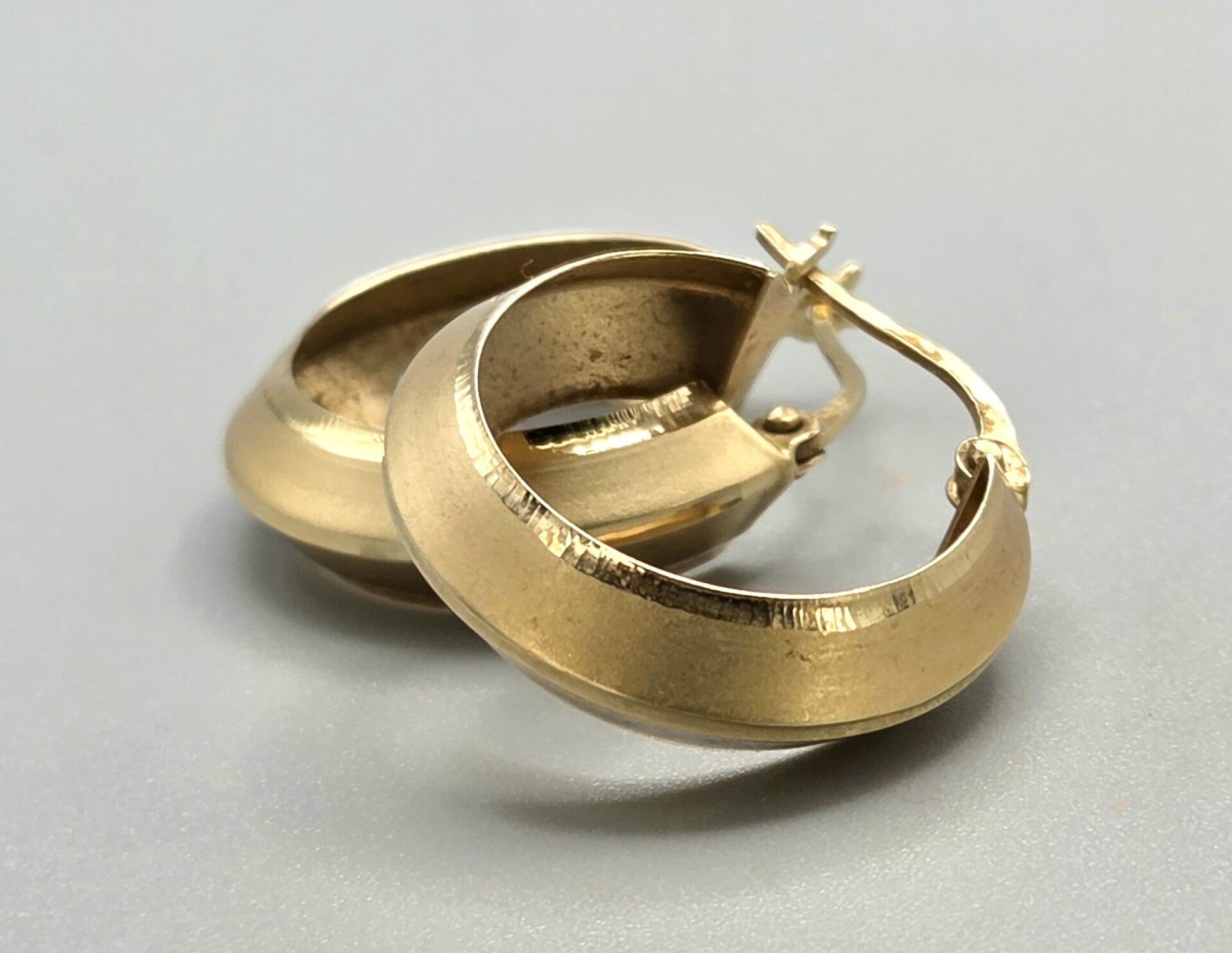 Gouden gematteerde oorbellen/creolen. 2026/416
