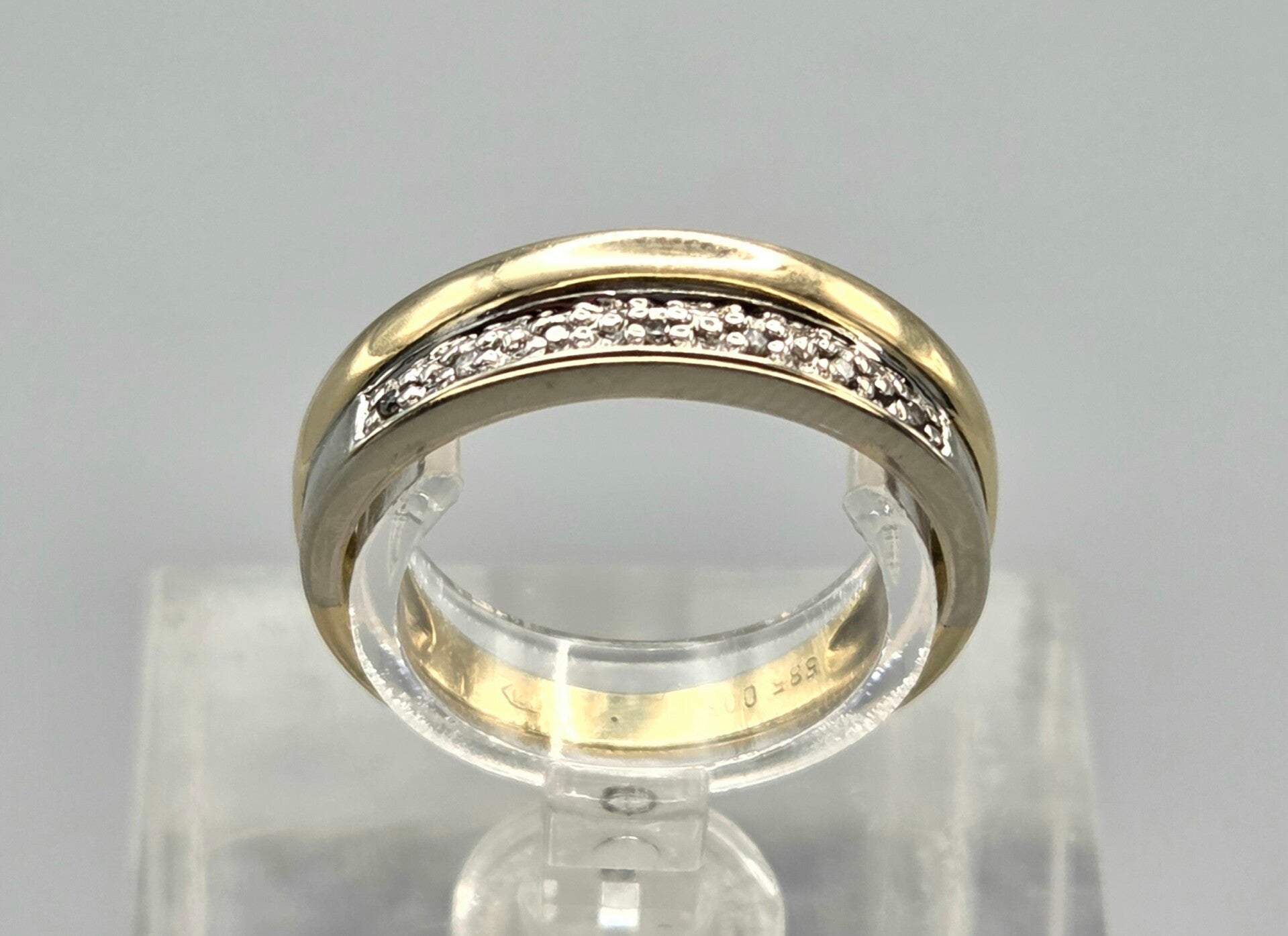 Vintage bi-color aanschuif ring met diamant. Ca: 0.10 ct. 2026/425