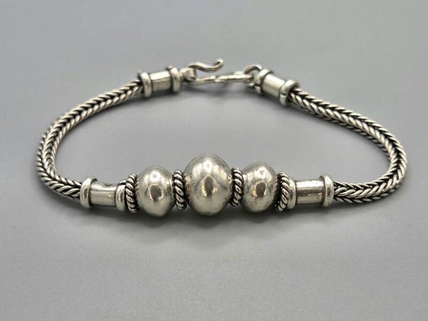 Zilveren bolletjes armband. 2026/413