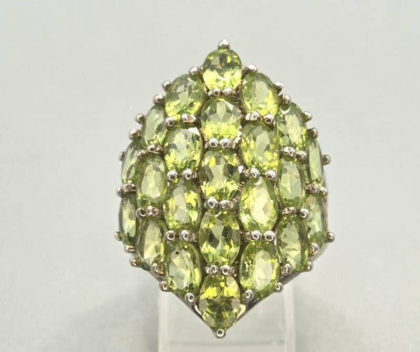 Vintage ring met edelstenen peridot. 2026/421