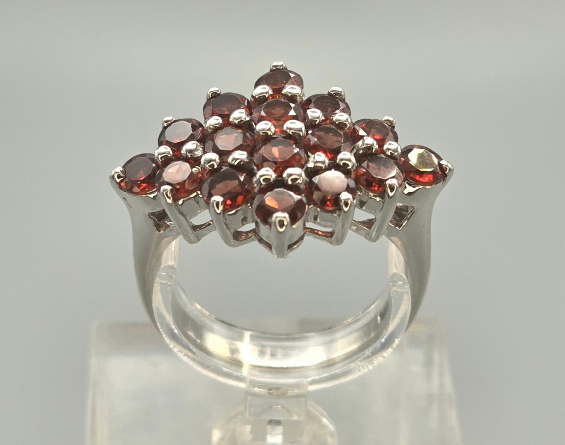 Vintage ring met edelstenen granaat. 2026/430