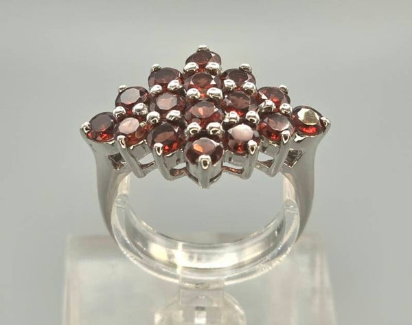 Vintage ring met edelstenen granaat. 2026/430