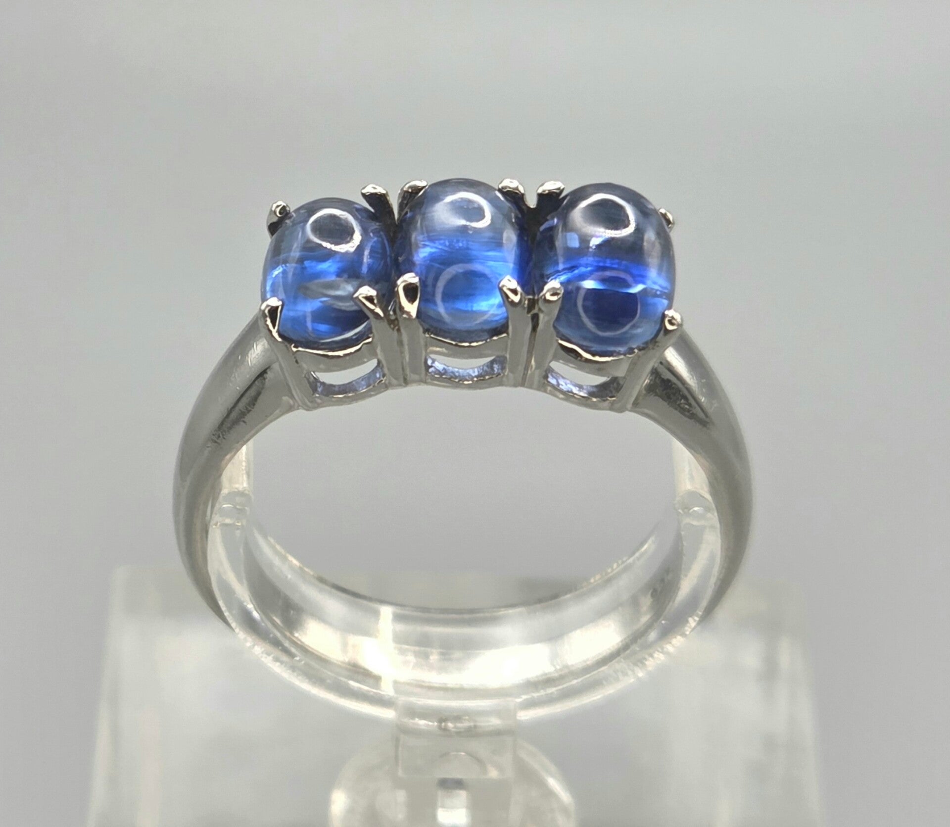 Vintage ring met edelsteen saffier. 2026/443