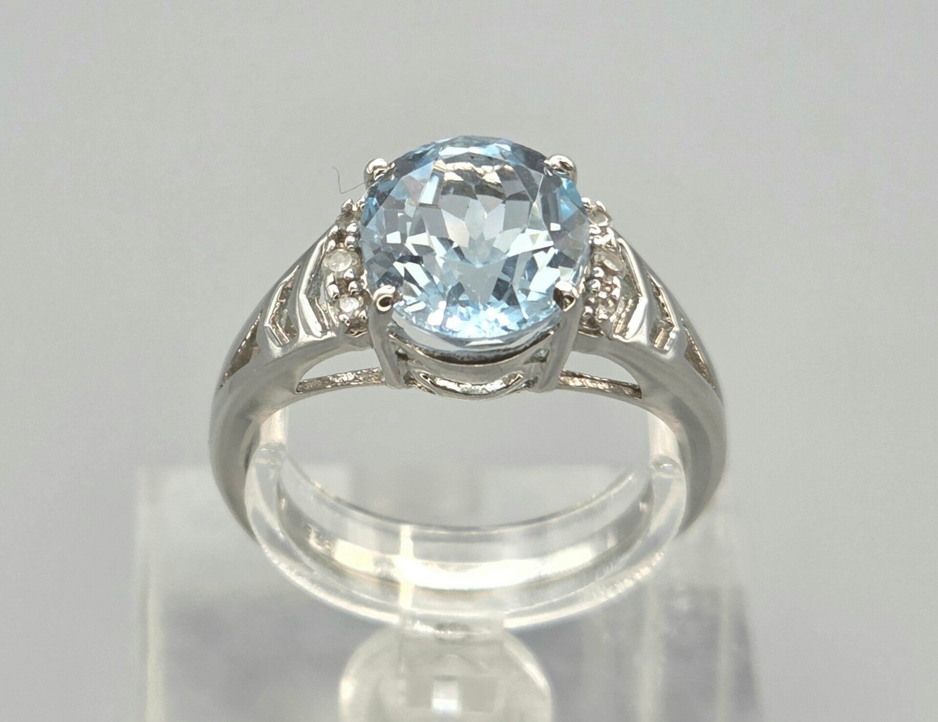 Vintage ring met edelstenen licht blauwe saffier en witte topaas. 2026/424