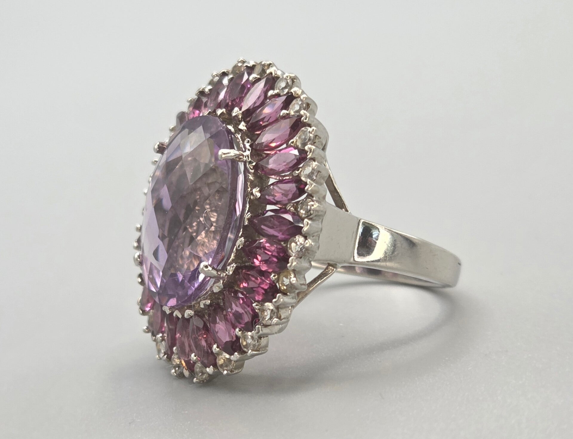 Vintage ring met edelstenen, amethist, toermalijn en witte topaas. 2026/418