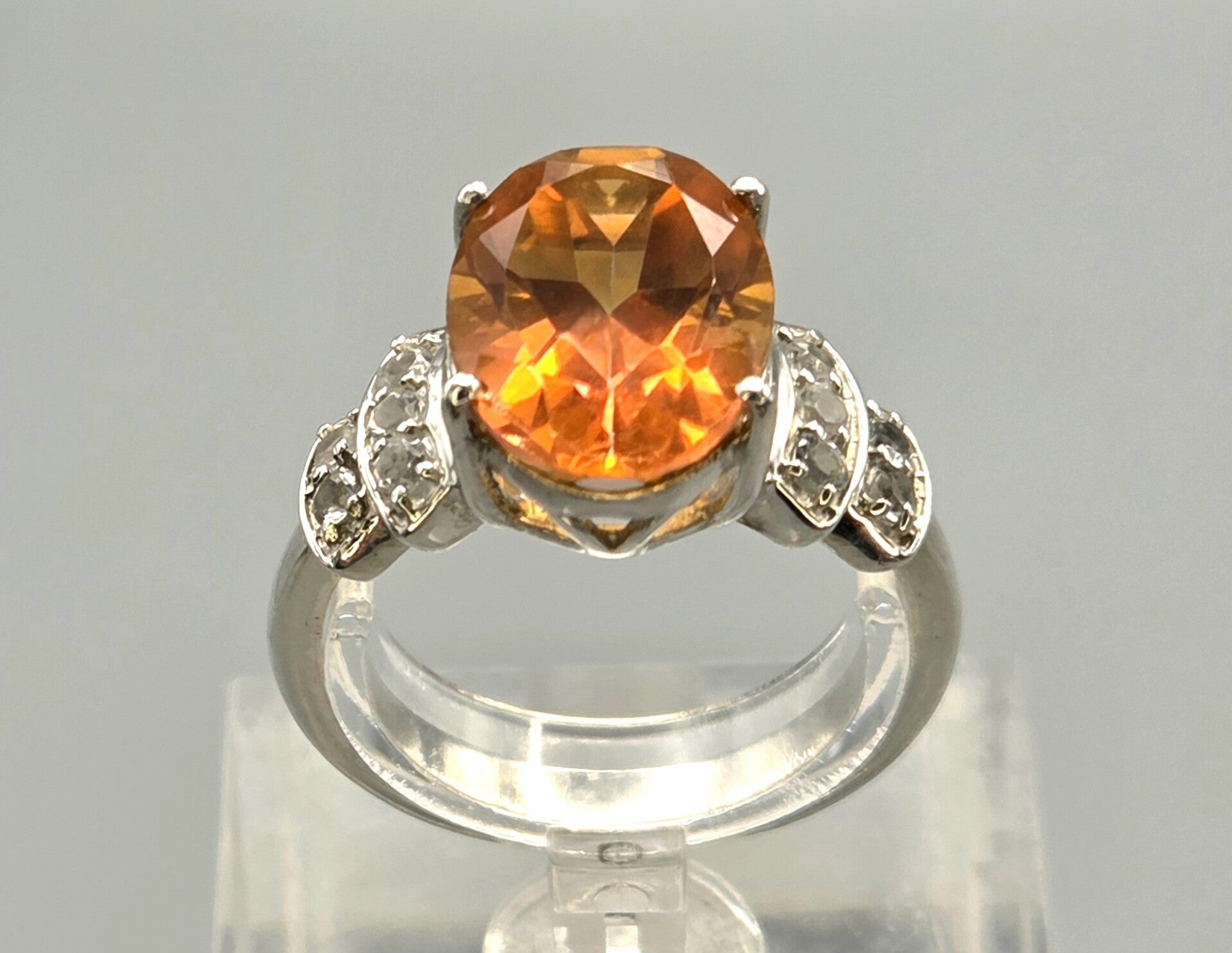 Vintage ring met edelstenen mystic topaas en witte topaas. 2026/437