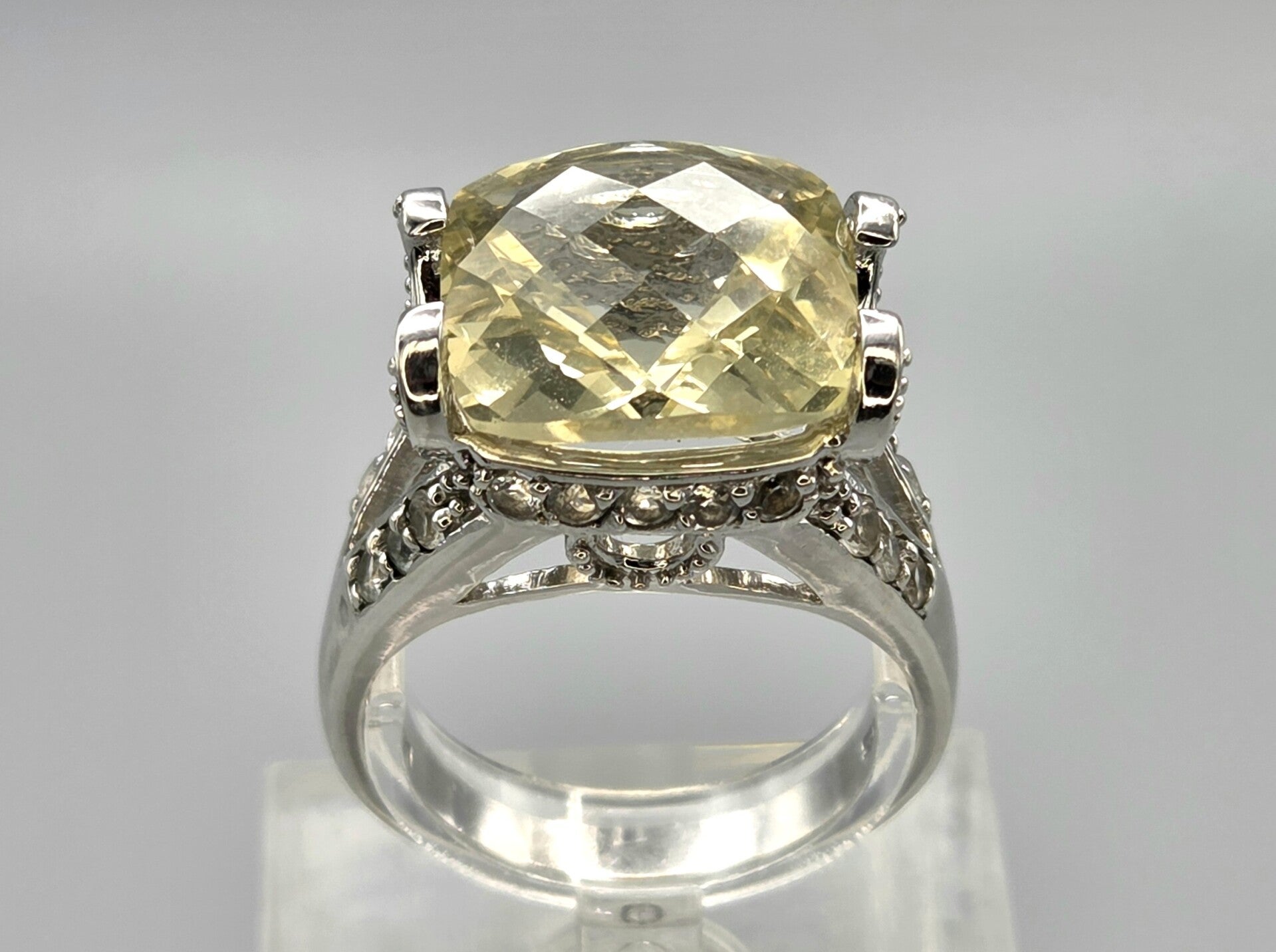 Vintage ring met edelstenen geel/groene topaas en witte topaas. 2026/439