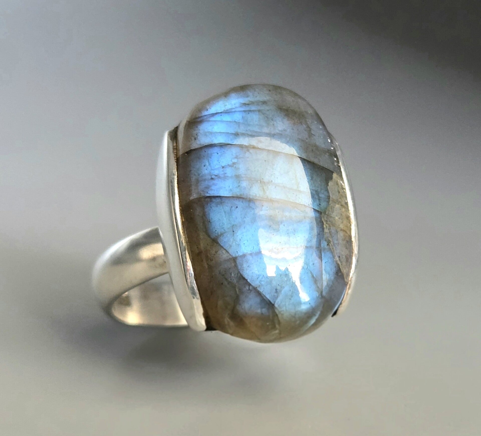 Vintage ring met edelsteen labradoriet. 2026/441