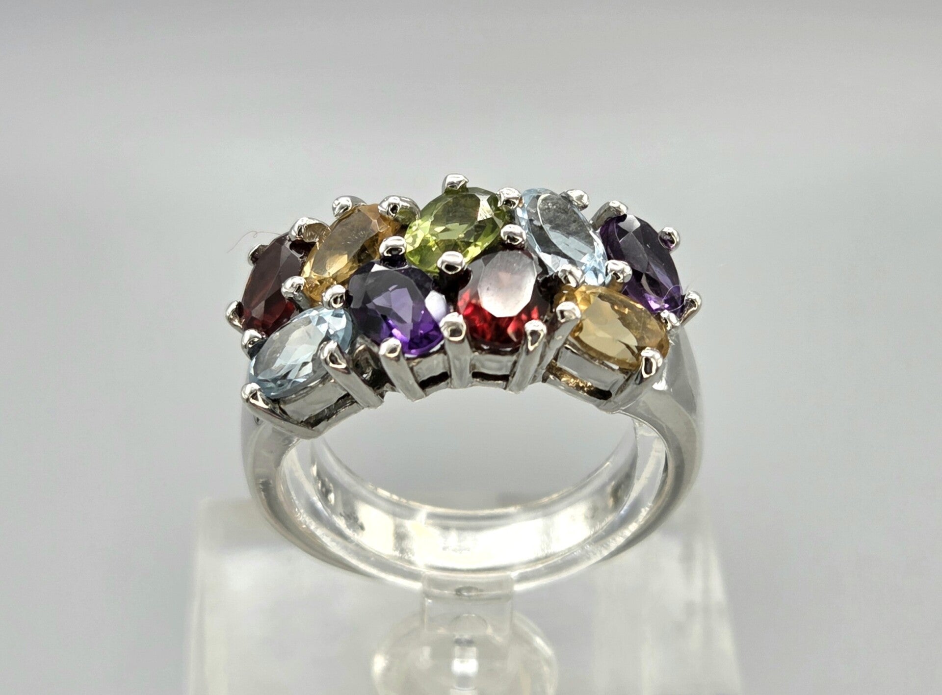 Vintage ring met edelstenen granaat, topaas, citrien en amethist. 2026/435