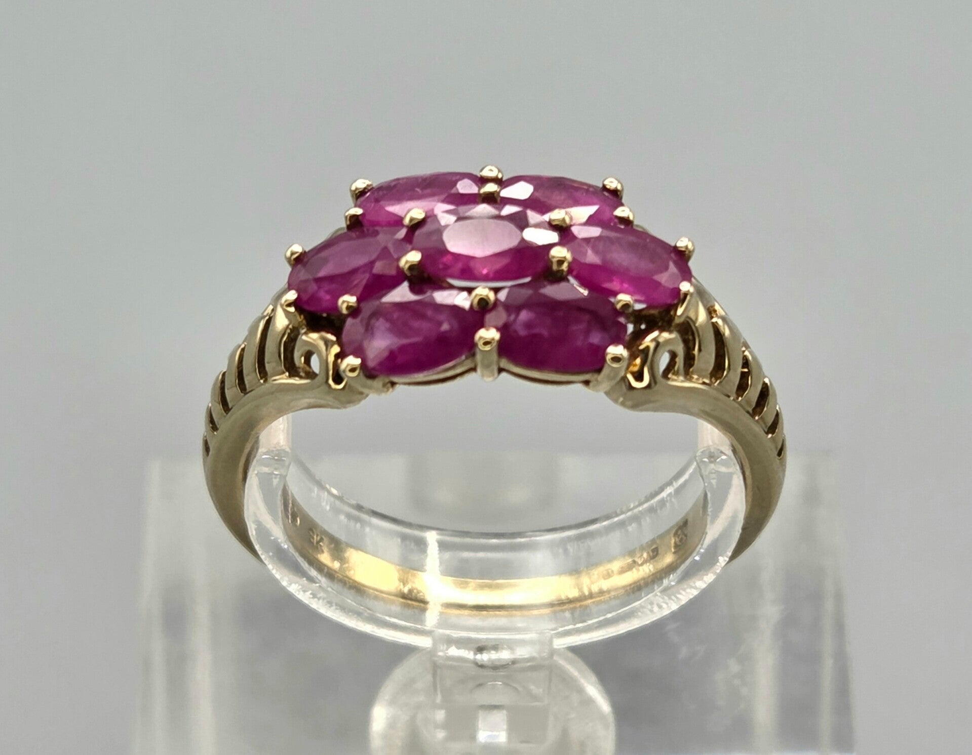 Vintage ring met edelsteen robijn. 2026/438