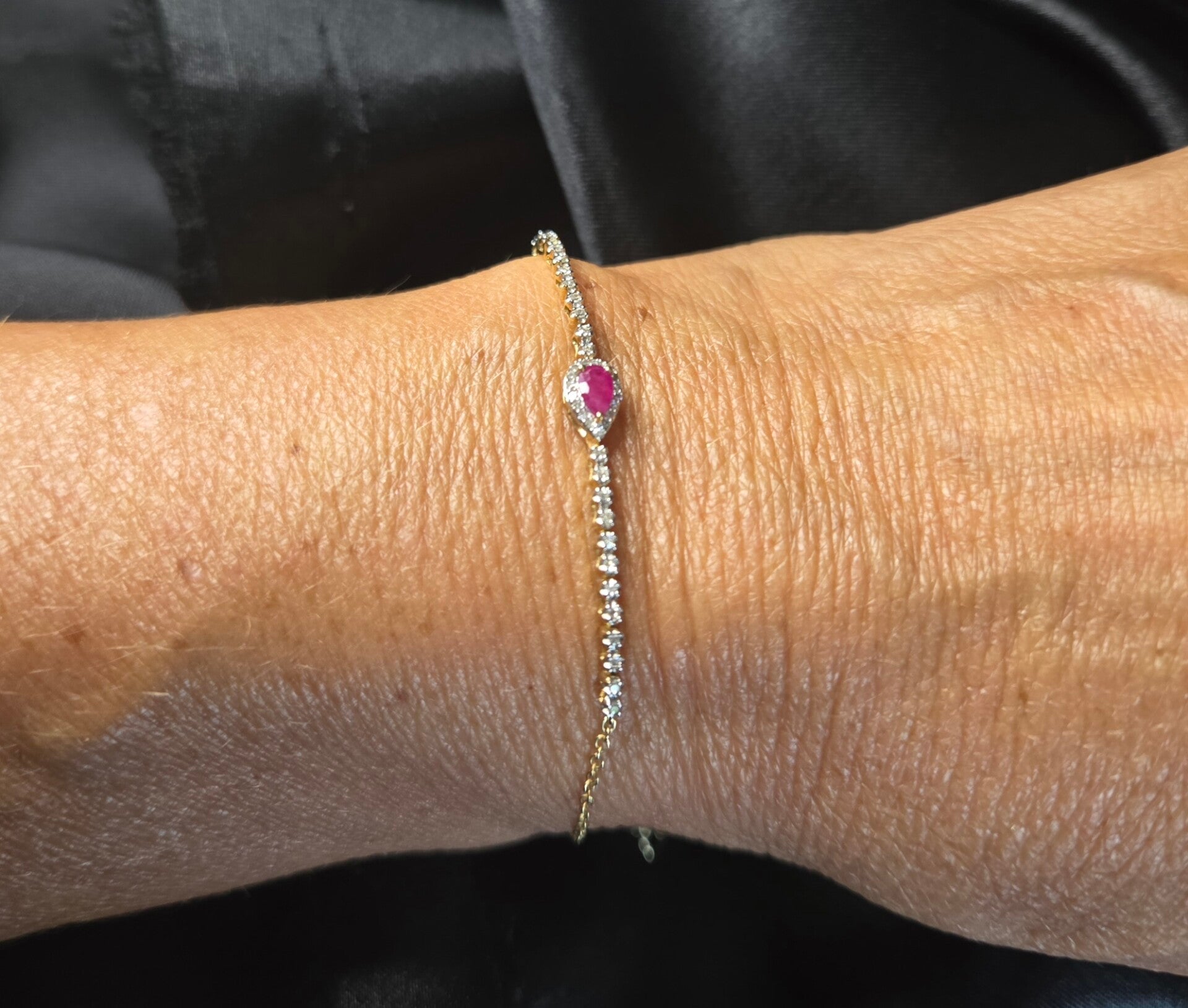 Vintage armband met edelsteen robijn en diamanten. 2026/449