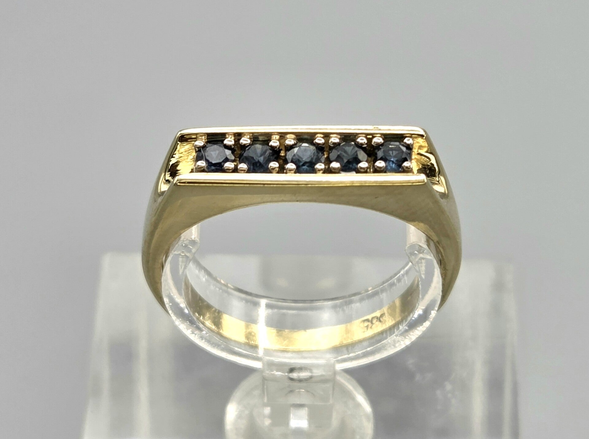 Vintage ring met edelstenen saffier. 2026/464