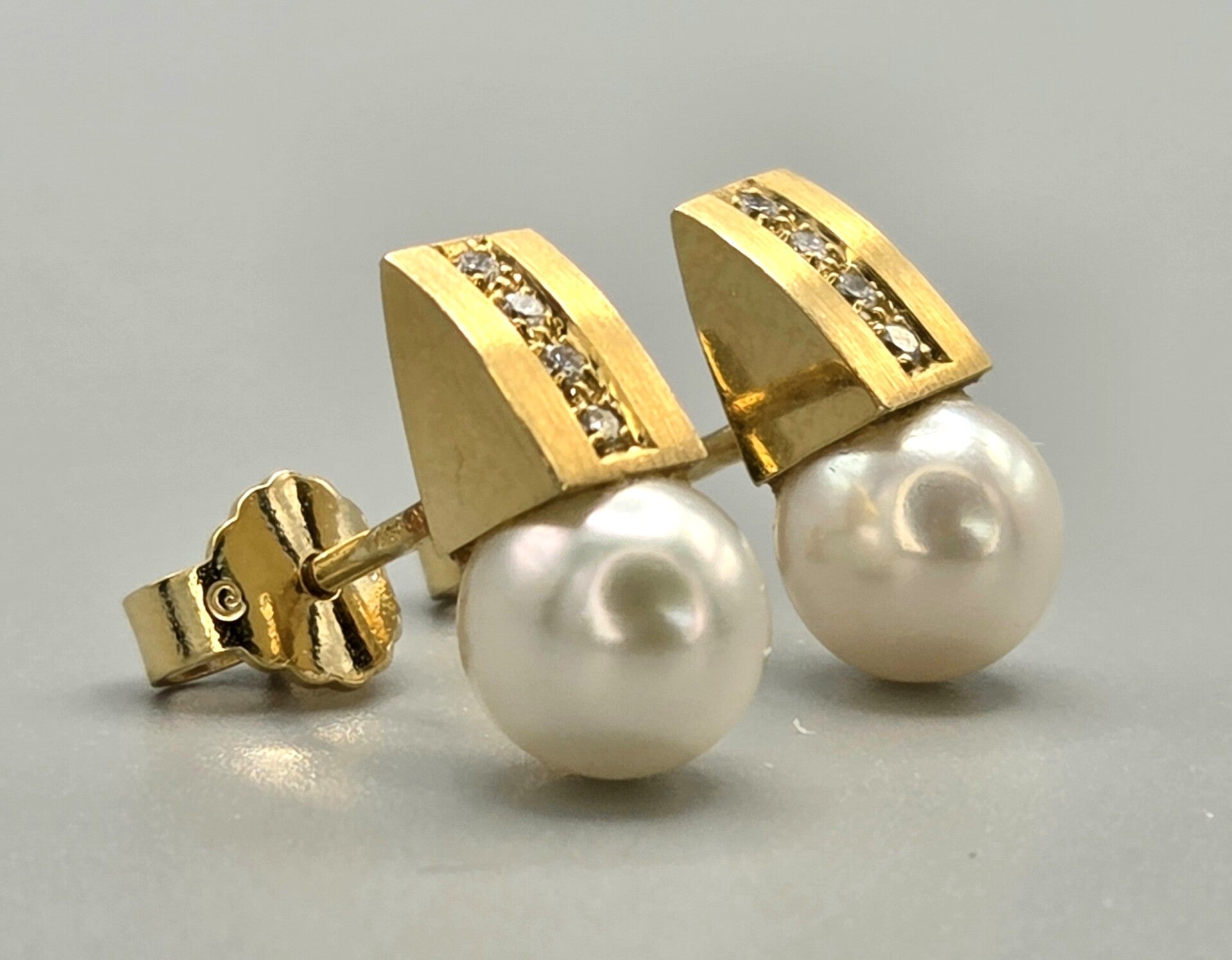 Vintage gouden oorbellen met parel en diamant. 2026/447.