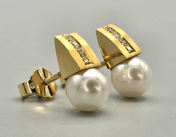 Vintage gouden oorbellen met parel en diamant. 2026/447.