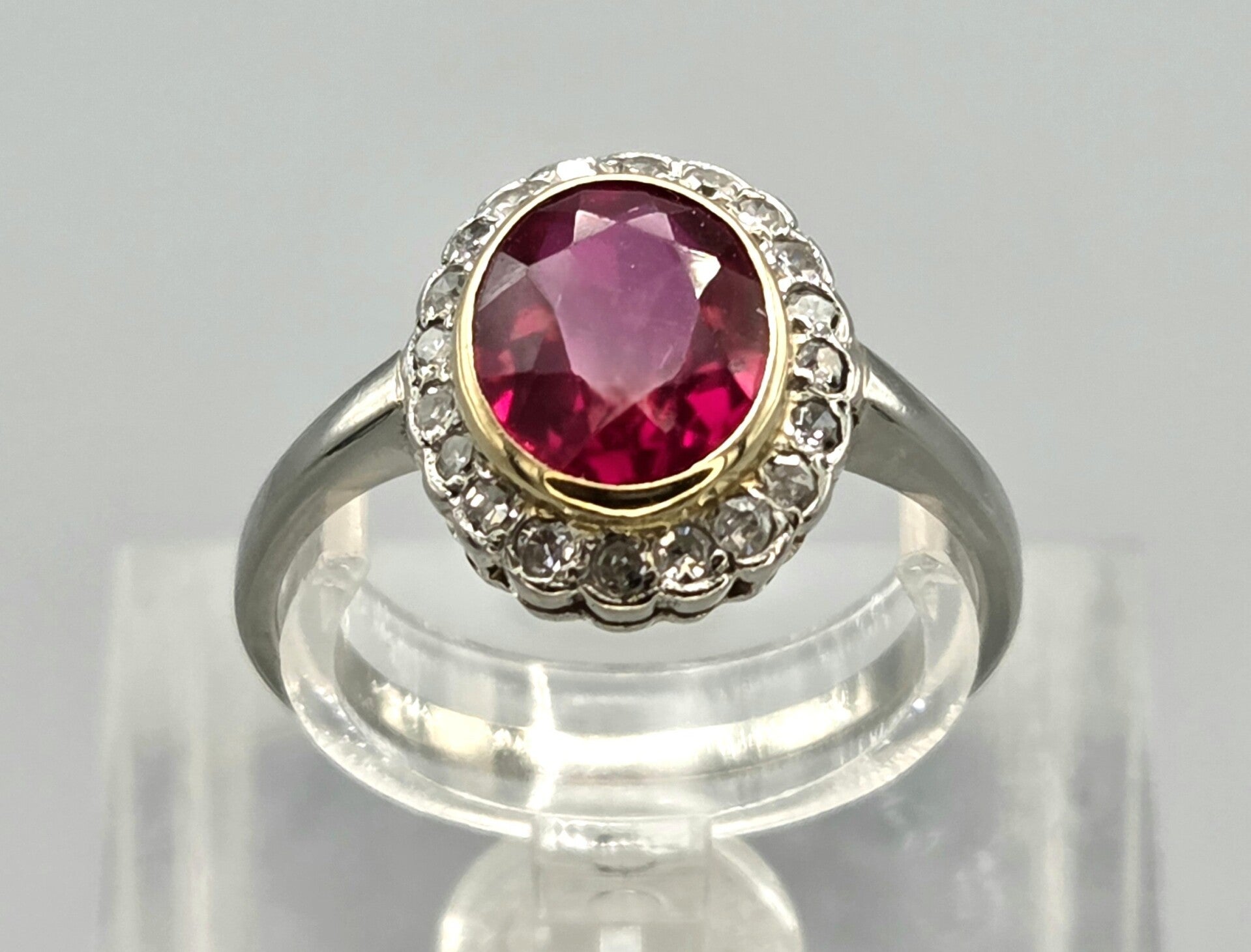 Vintage bi-color ring met edelsteen robijn en diamanten. 2026/450