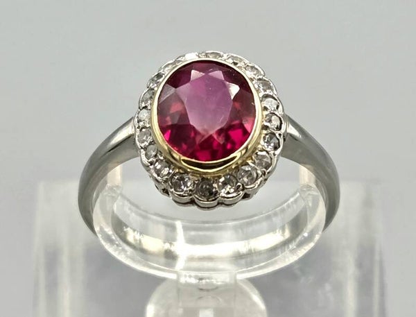 Vintage bi-color ring met edelsteen robijn en diamanten. 2026/450