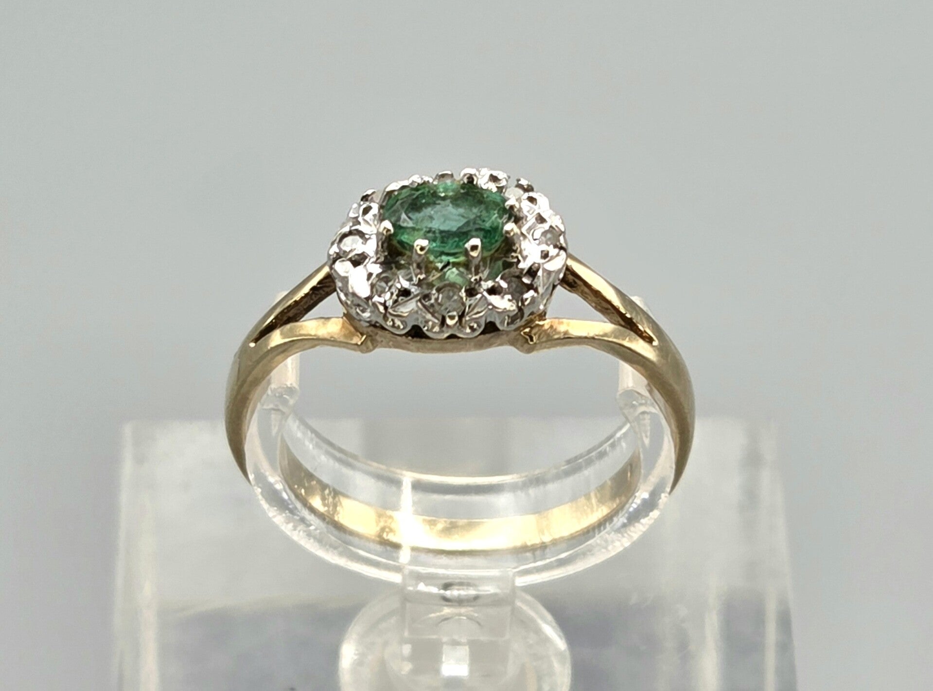 Vintage bi-color ring met edelsteen smaragd en diamanten. 2026/467