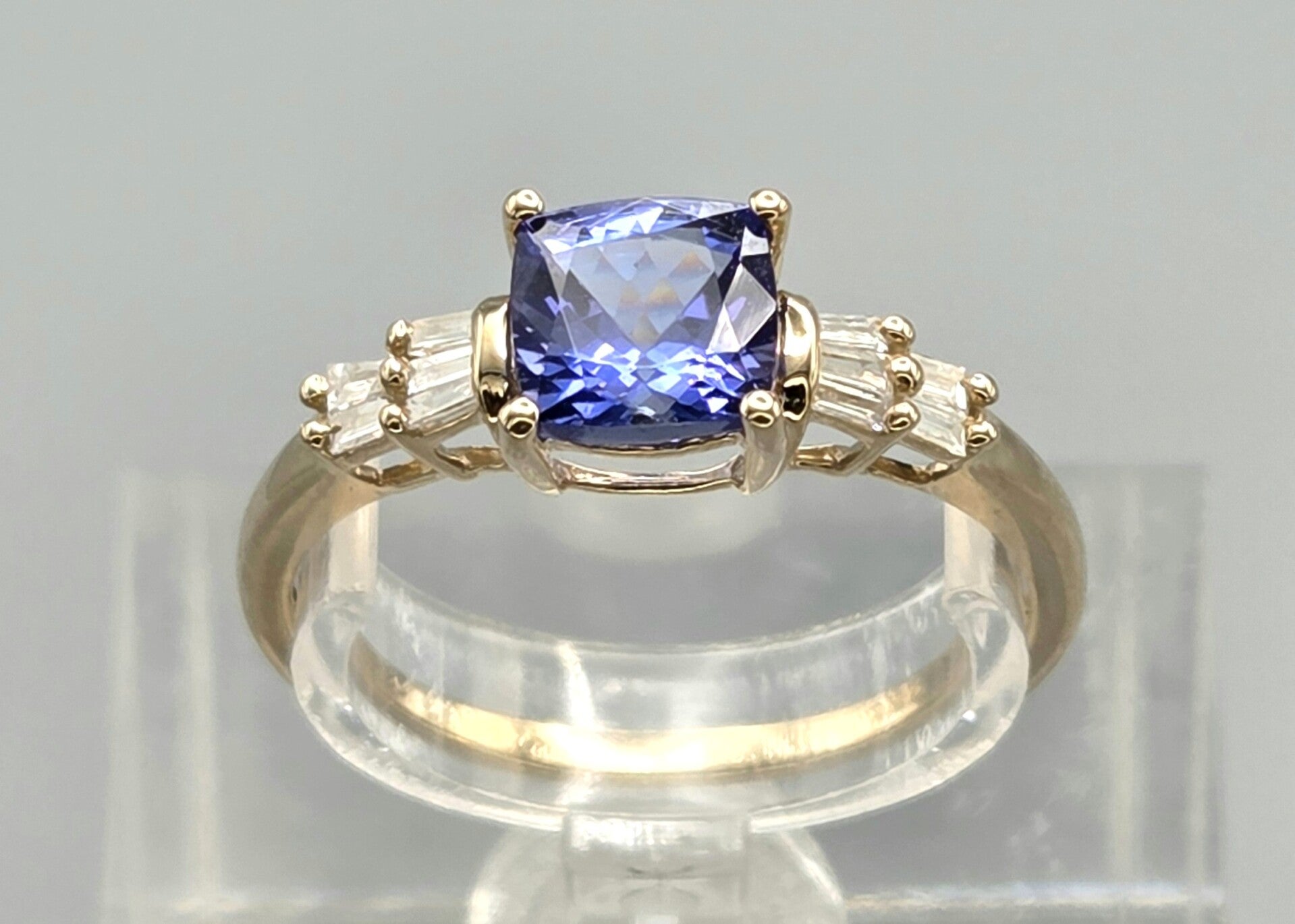 Vintage ring met edelsteen tanzaniet en diamanten. 2026/454