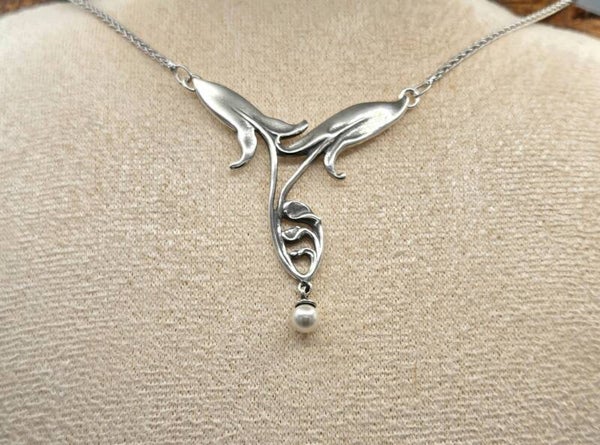 Zilveren Art Nouveau Ketting met Tulphanger en Parel. 2026/469