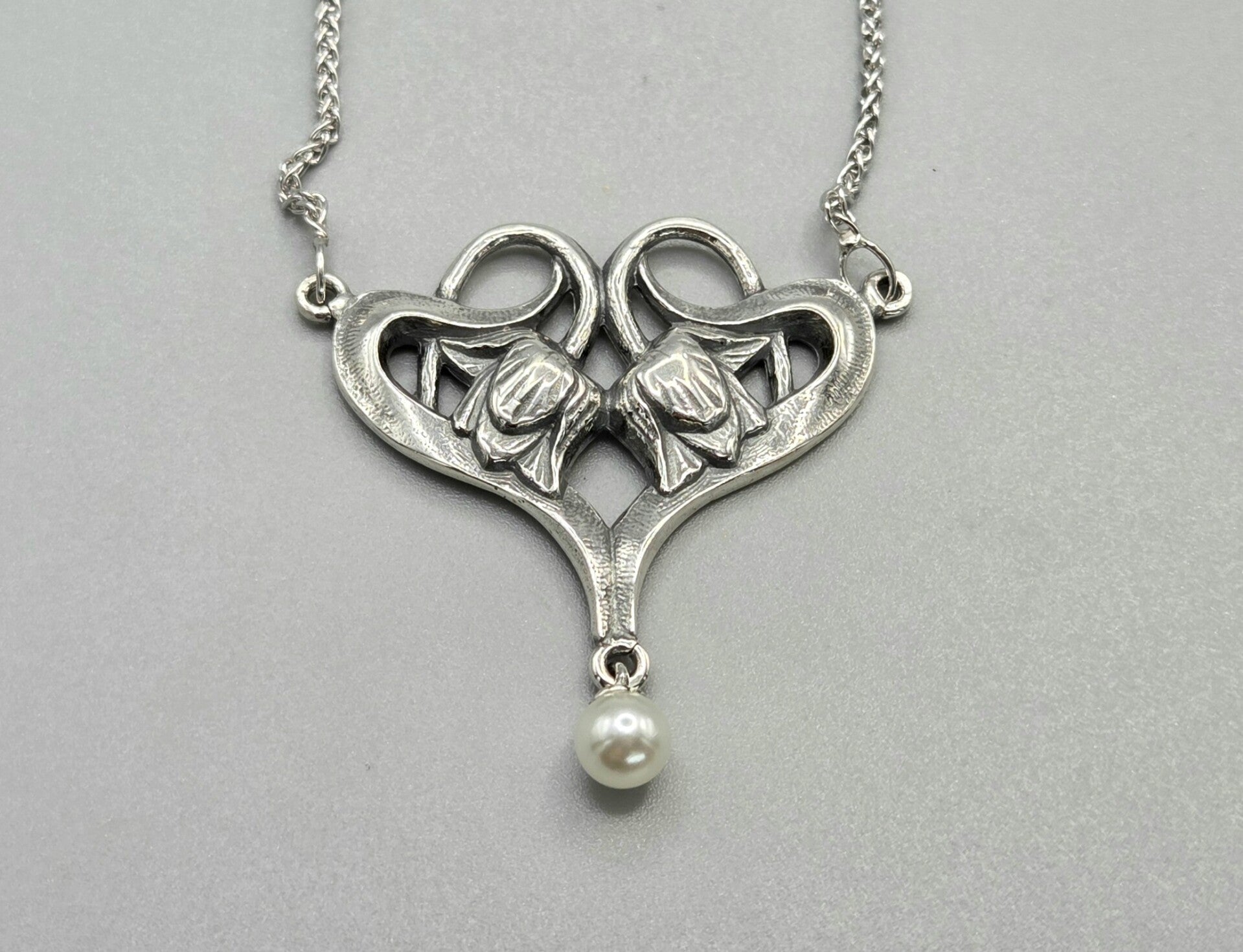 Zilveren Art Nouveau Ketting met Tulphanger en Parel. 2026/466