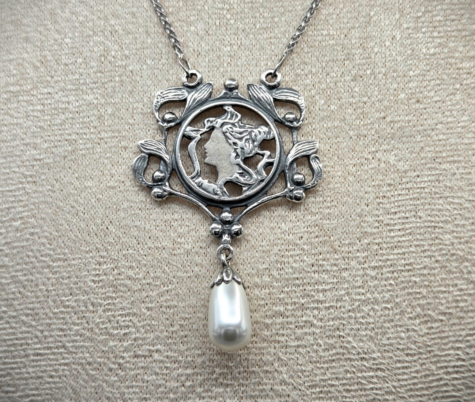 Zilveren Jugendstil ketting met Sara Bernhardt hanger en parel. 2026/462