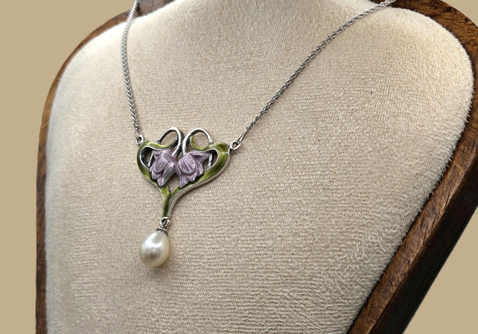 Zilveren Jugendstil ketting met emaile tulpenhanger en parel. 2026/451