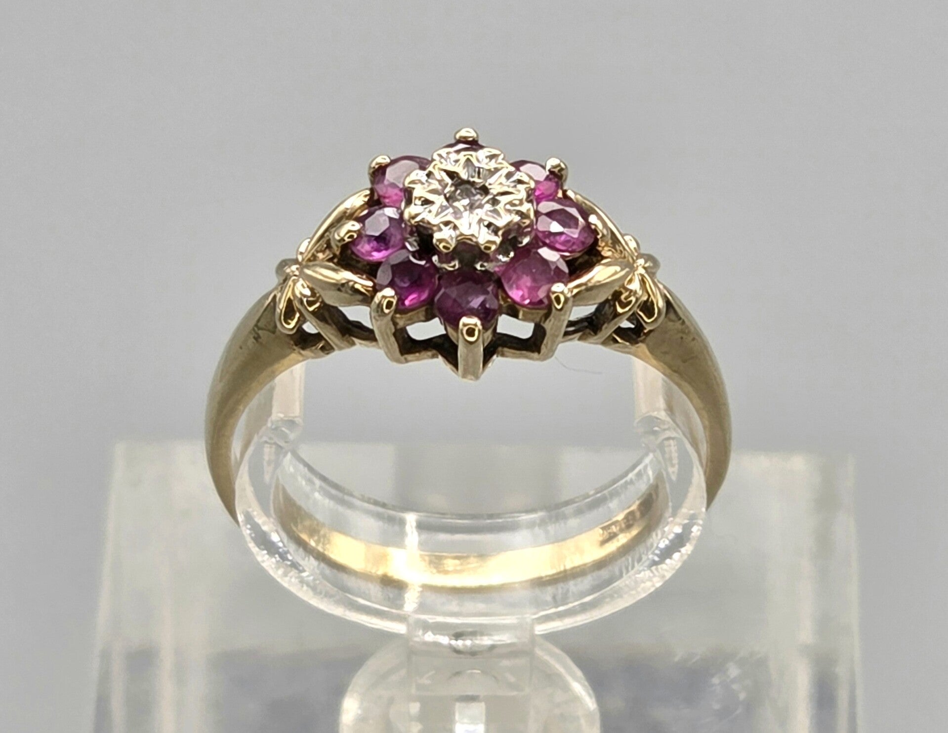Vintage ring met edelstenen robijn en diamant. 2026/476