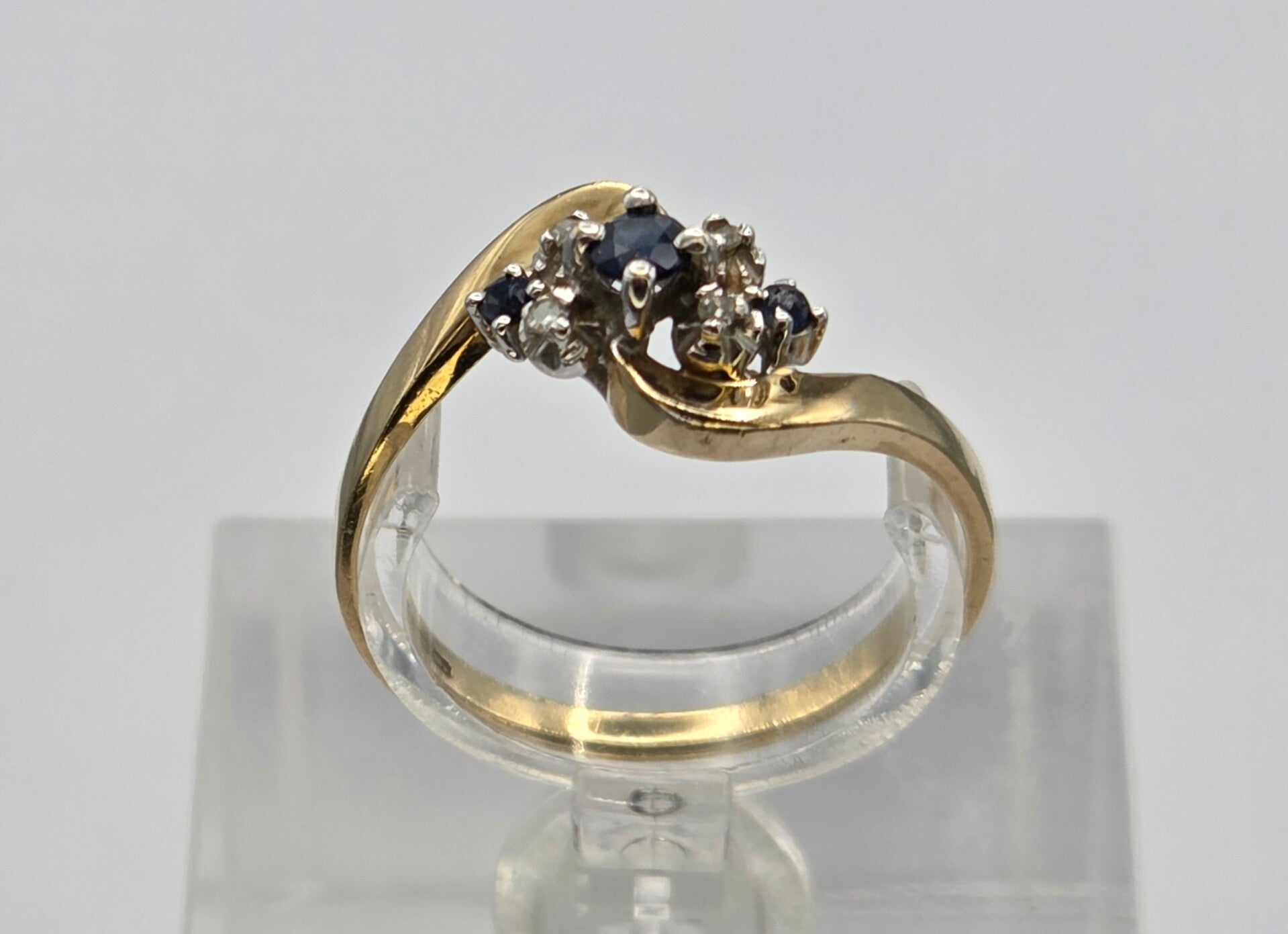 Vintage bi-color ring met edelsteen saffier en diamant. 2026/482