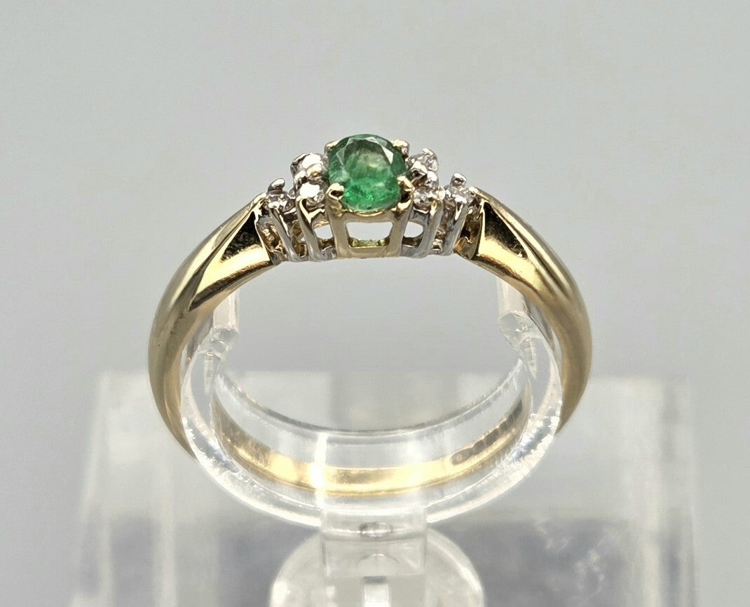 Vintage bi-color ring met edelsteen smaragd en diamanten. 2026/478