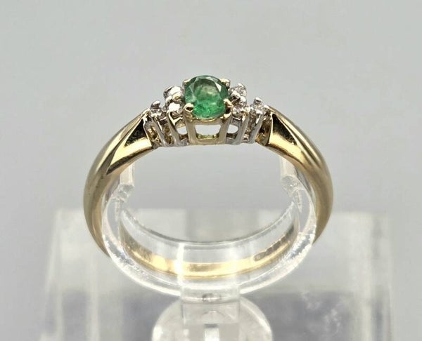 Vintage bi-color ring met edelsteen smaragd en diamanten. 2026/478