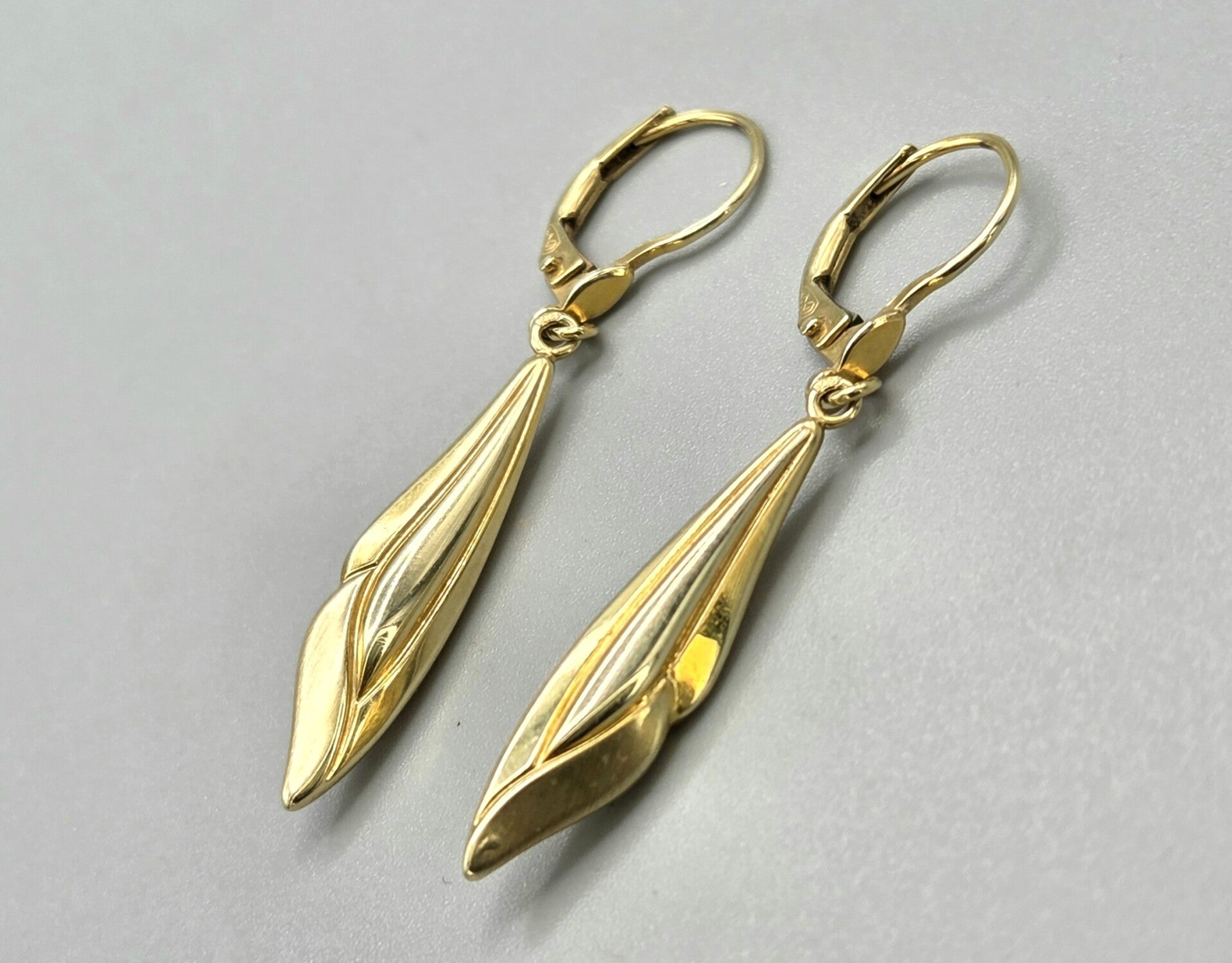 Vintage gouden pegel oorbellen. 2026/486