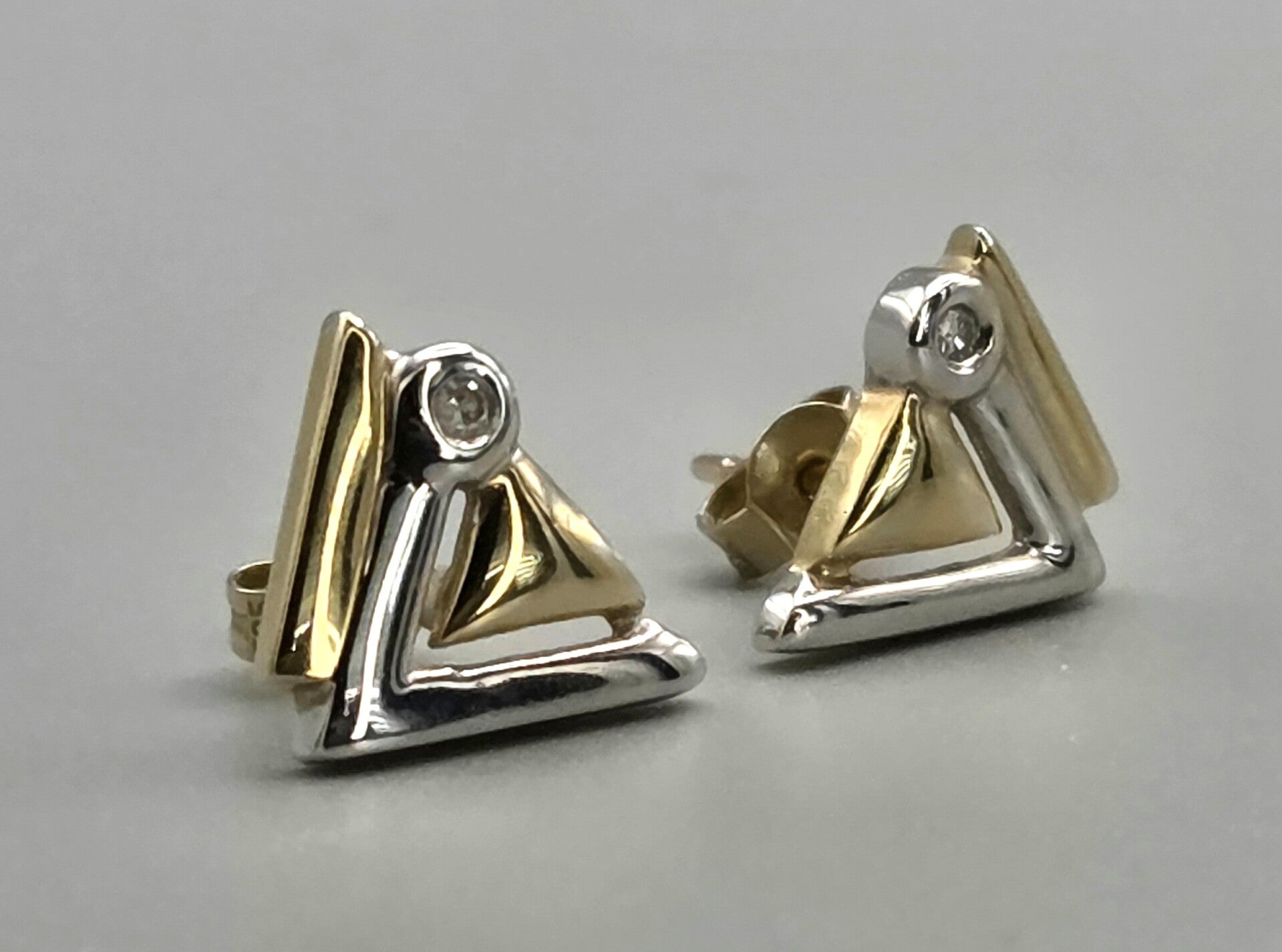 Vintage gouden bi-color oorbellen met diamanten. 2026/499