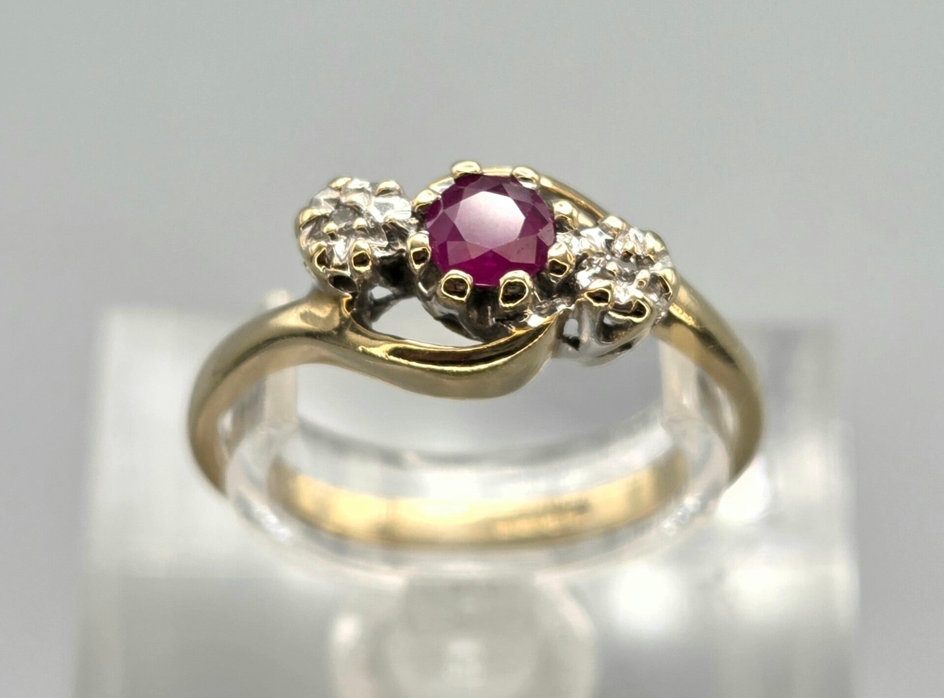 Vintage ring met  edelsteen robijn en diamant.  2026/506