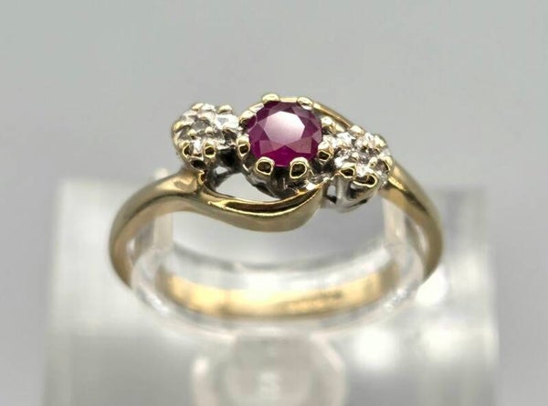 Vintage ring met  edelsteen robijn en diamant.  2026/506