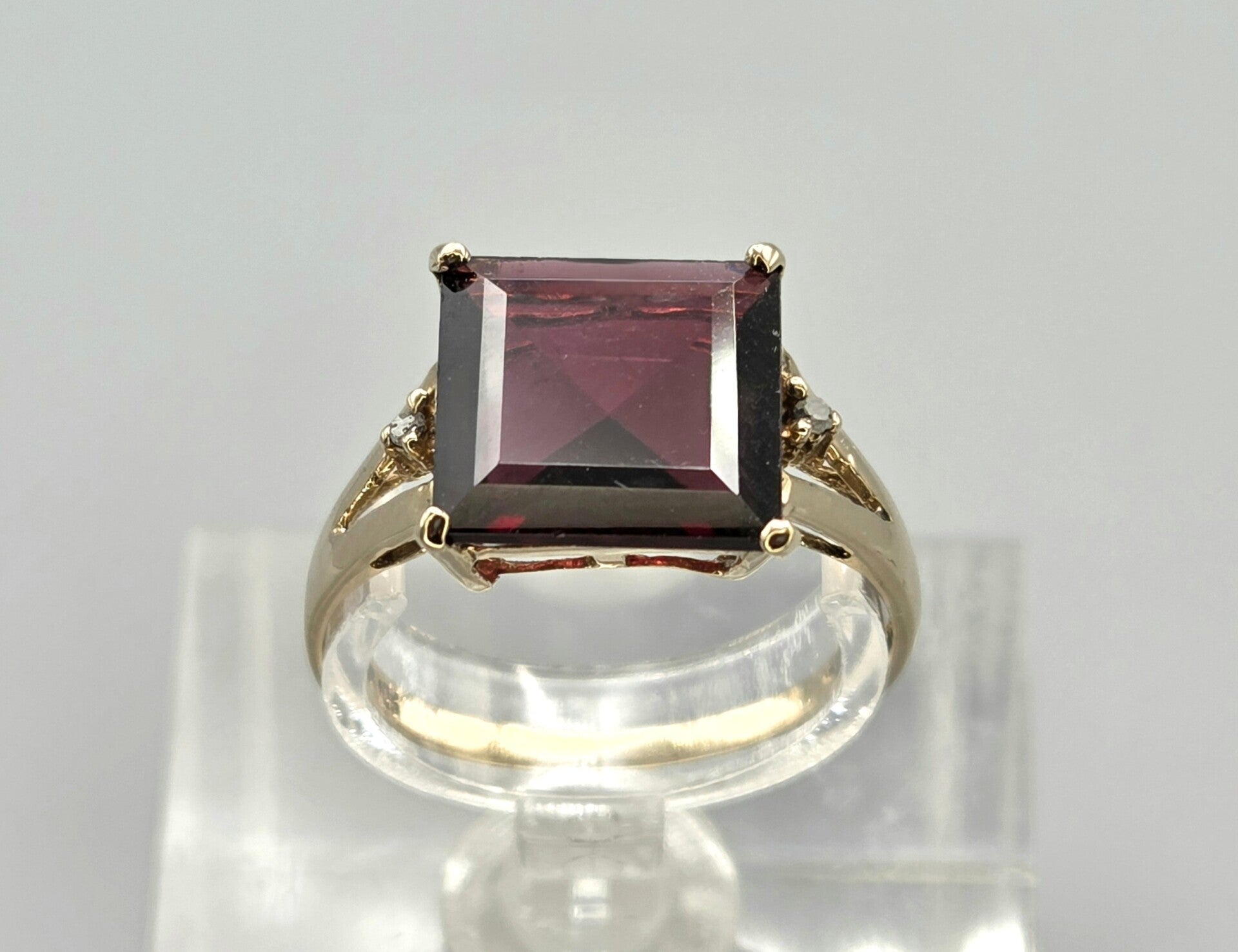 Vintage ring met edelsteen granaat en diamant.  2026/487