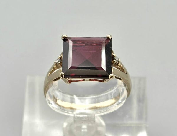 Vintage ring met edelsteen granaat en diamant.  2026/487