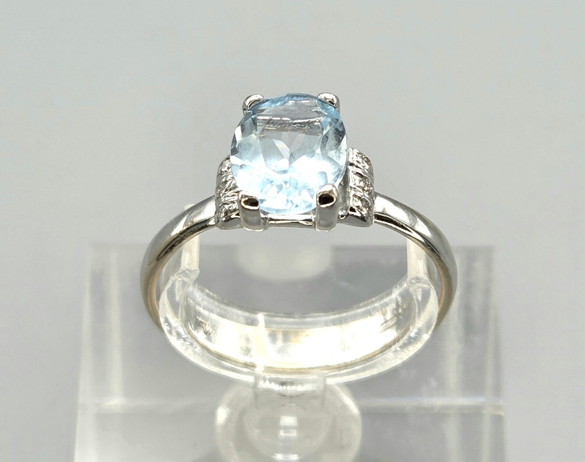Vintage ring met edelsteen topaas en diamant. 2026/497