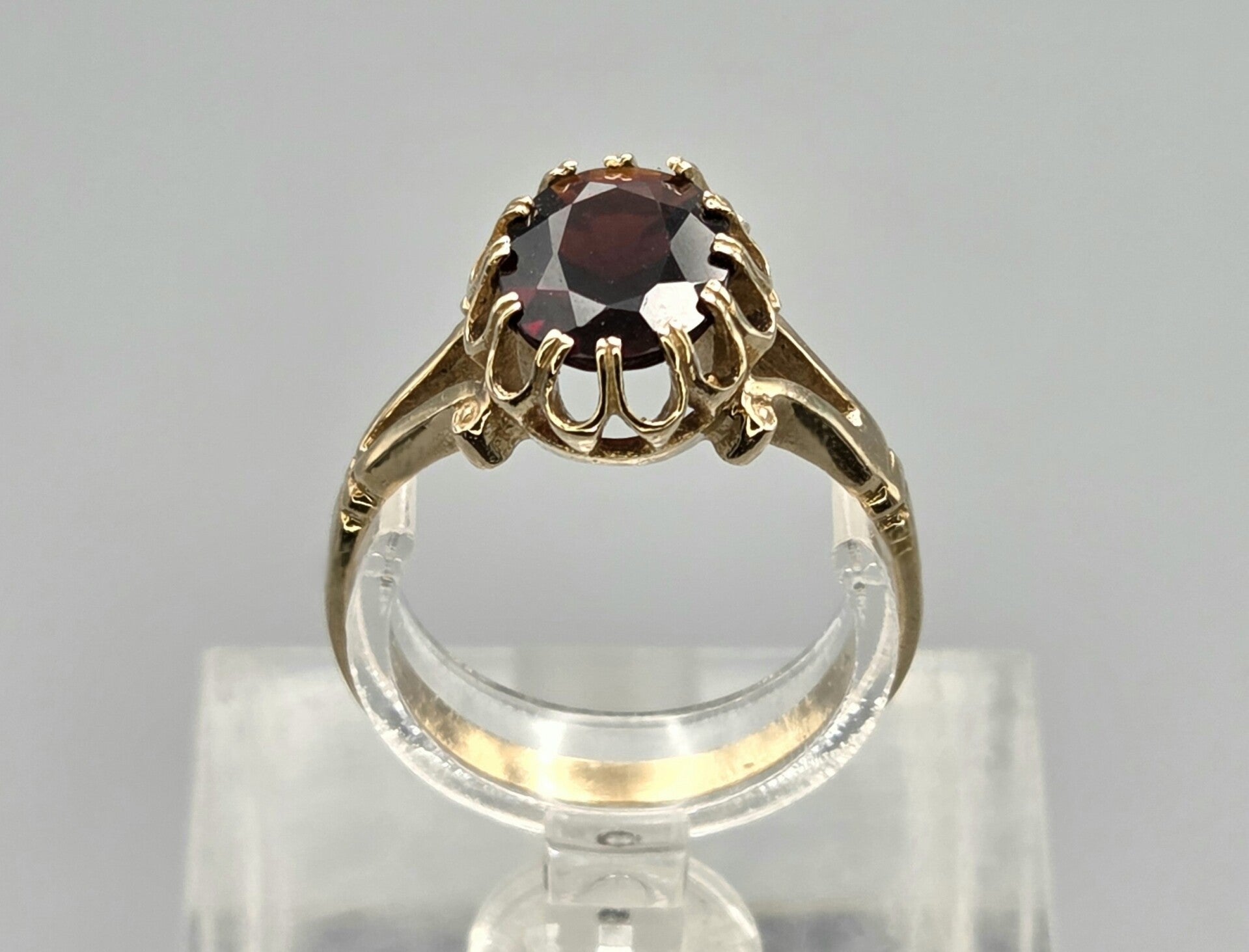 Vintage ring met edelsteen granaat.  2026/508