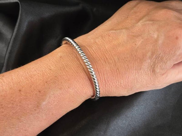 Gedraaide zilveren kabel slavenarmband. 2026/507