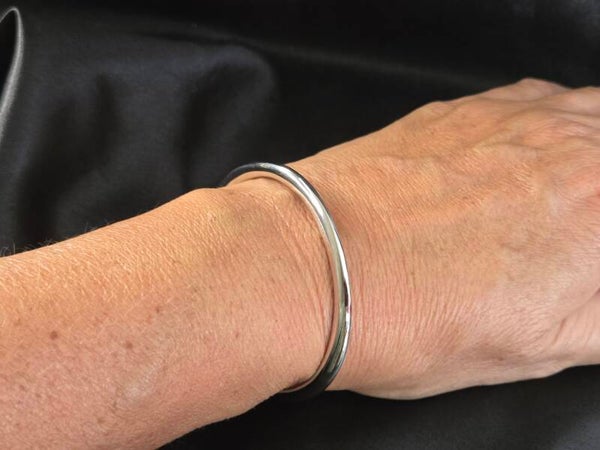 Zilveren design van smal naar breed slavenarmband. 2026/517