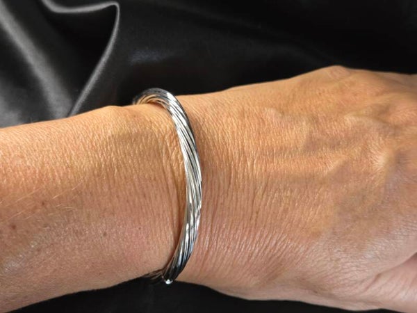 Gedraaide zilveren kabel motief slavenarmband. 2026/498