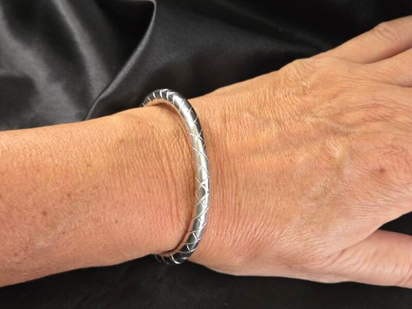 Zilveren gevlochten slavenarmband in een ruitvorm. 2026/493