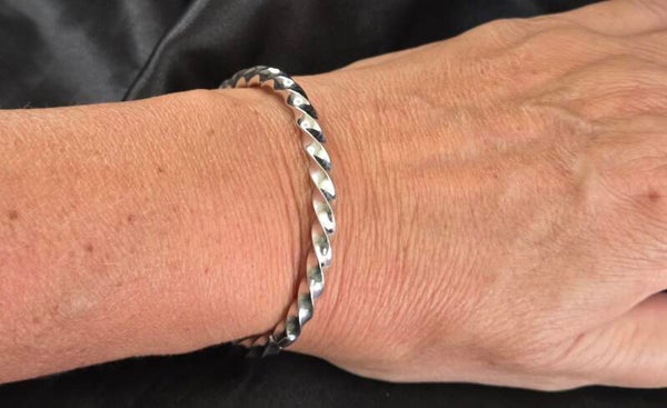 Gedraaide zilveren slavenarmband. 2026/488