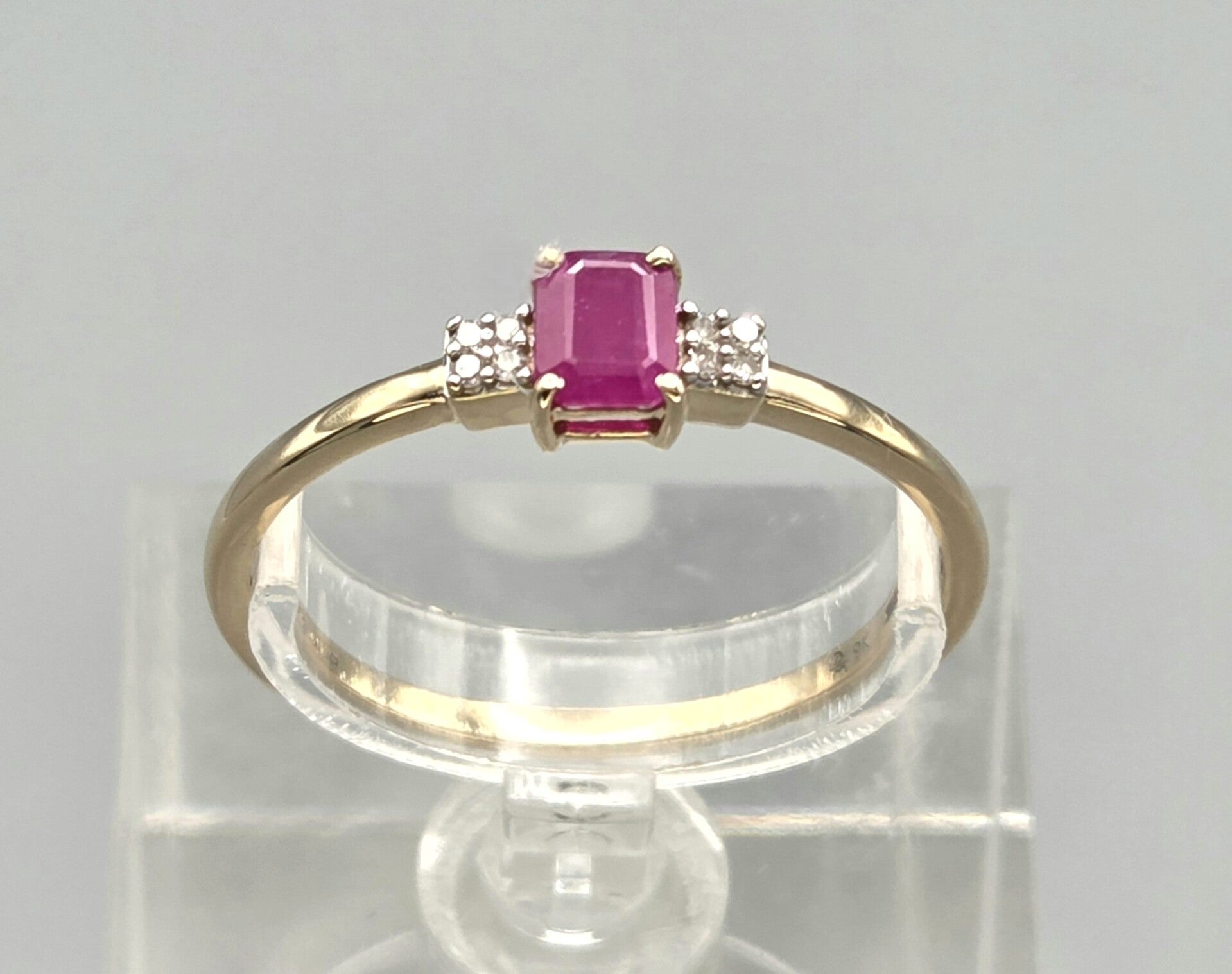 Vintage ring met edelstenen robijn en diamant. 2026/485