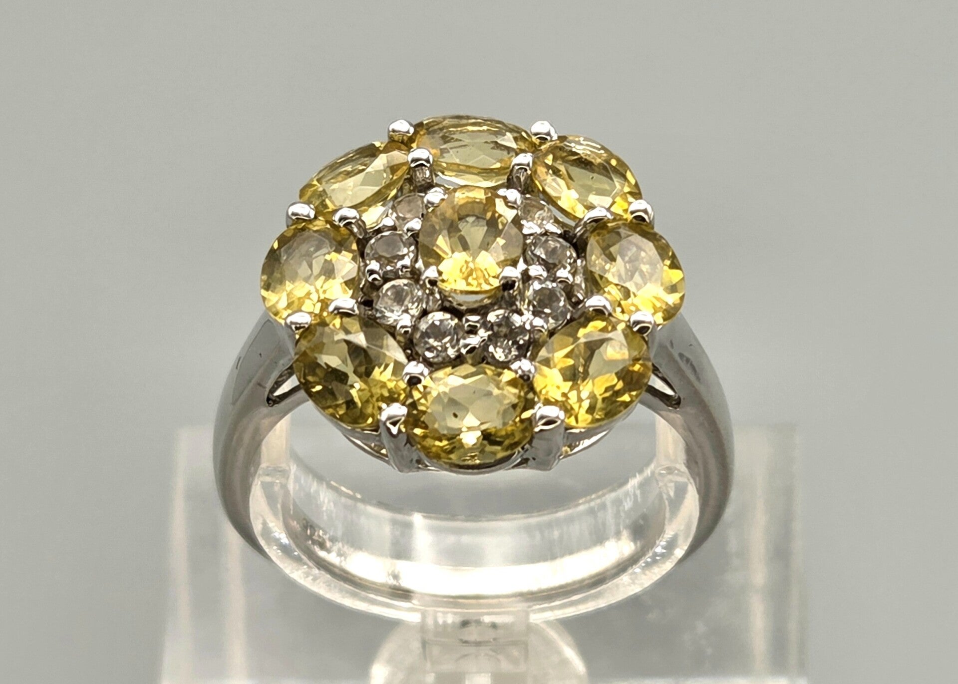Vintage ring met gele citrien en witte topaas. 2026/522