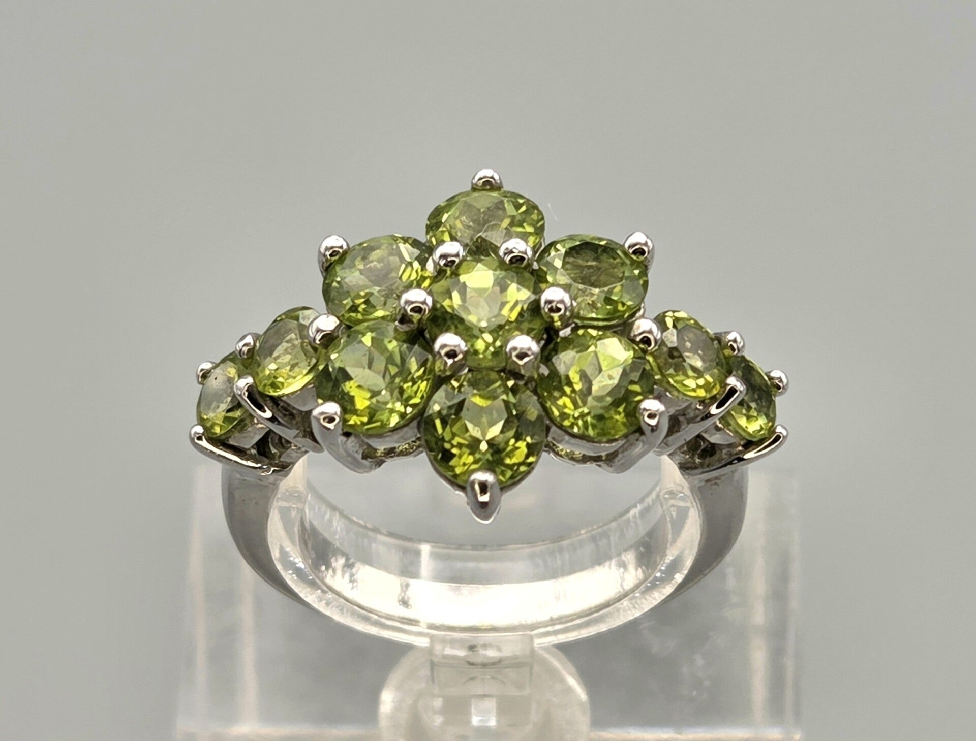 Vintage ring met edelstenen peridot. 2026/530