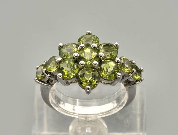 Vintage ring met edelstenen peridot. 2026/530